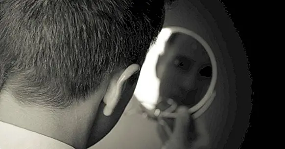 Peur des miroirs (catoptrophobie): causes, symptômes et traitement