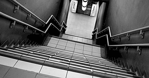 Strach ze schodů (batmofobie): příznaky, příčiny a léčba