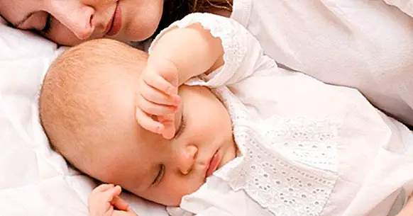 Colecho ali družinsko ležišče: starši in matere, ki spijo z dojenčki