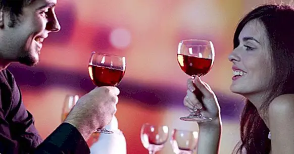 Pití alkoholu jako pár vám pomůže zůstat déle, podle studie