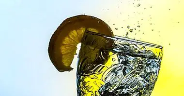 8 koristi pitne vode z limono zjutraj - prehrana