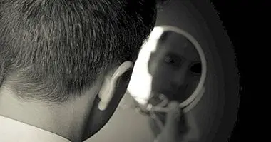 Боязнь зеркал (катоптрофобия): причины, симптомы и терапия - клиническая психология