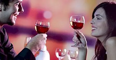 Az alkoholfogyasztás, mint pár, segít a hosszabb ideig együtt maradni, tanulmányozása szerint - a szociálpszichológia és a személyes kapcsolatok