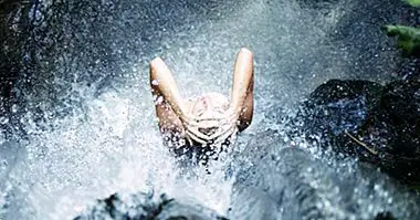 De 14 fordelene med dusjing med kaldt vann - sunt liv