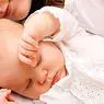 Colecho ali družinsko ležišče: starši in matere, ki spijo z dojenčki - izobraževalna in razvojna psihologija