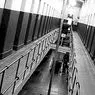 psikologi sosial dan hubungan peribadi: Penerimaan dasar penjara keras berkembang sebagai persepsi ketidaksamaan kaum